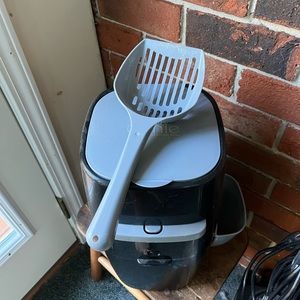 Litter Genie with bags and scoop